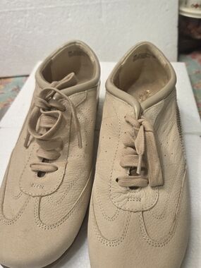 AEROSOLES Womens Beige Leather Lace-Up Sneakers